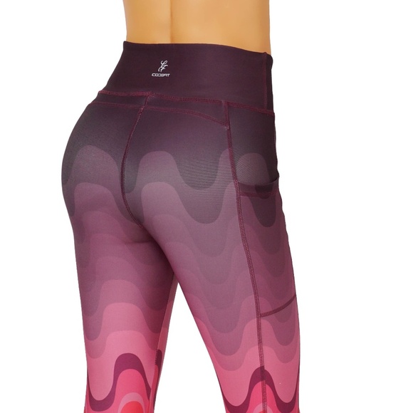 Pink wave ombre yoga capri leggings with pockets - Picture 2 of 6